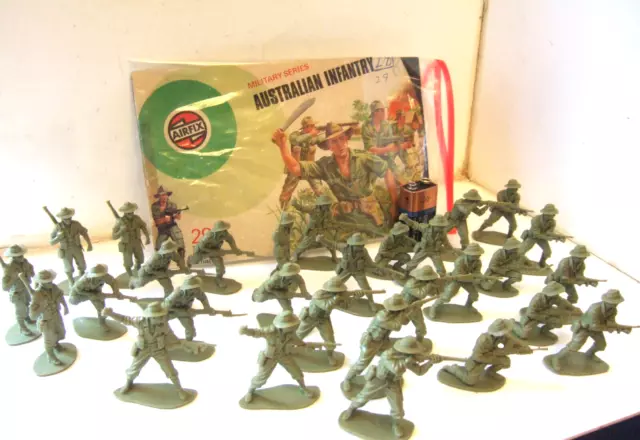 Airfix A02709 , 29 Piece WW2 Australian Infantry Figure Kit in 1:32 Scale in Bag