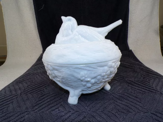 Vintage Milk Glass Robin Bird On Nest Covered Candy Dish