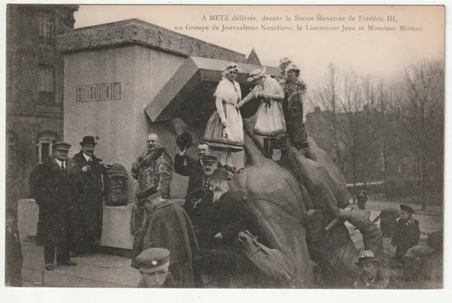 METZ  - Moselle - CPA 57 - Militaire - Metz délivrée Statue renversée