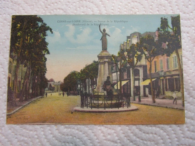 CPA - COSNE SUR LOIRE - Statue de la république
