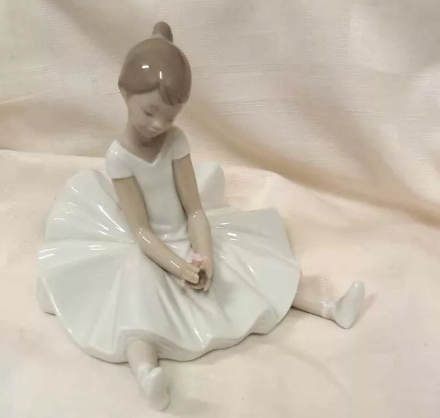 NAO Porcelain 2003 Dreamy Ballet Dancer Holding Pink Flower 1456 Figurine