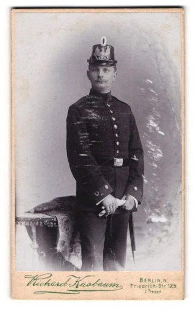 Fotografie Richard Kasbaum, Berlin, Preußischer Soldat in Uniform mit Tschako u