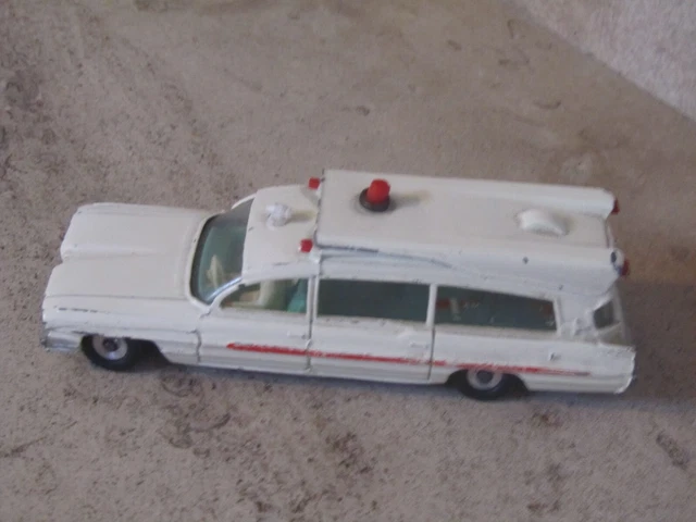 ref : 263.  DINKY TOYS ENGLAND SUPERIOR CRITERION ambulance