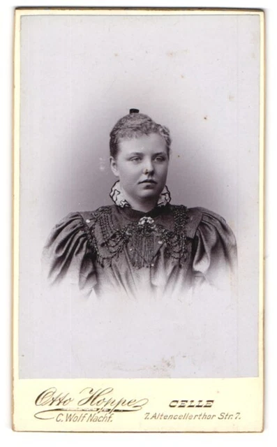 Fotografie Otto Hoppe, Celle, Altencellerthor Strasse 7, Junge Frau mit Stirnlo