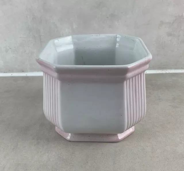 Jolie cache pot, jardinière, pot de feur en céramique blanc carré et rosé