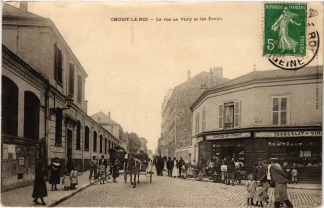 CPA AK CHOISY-le-ROI - La rue de Vitry et les Écoles (659753)
