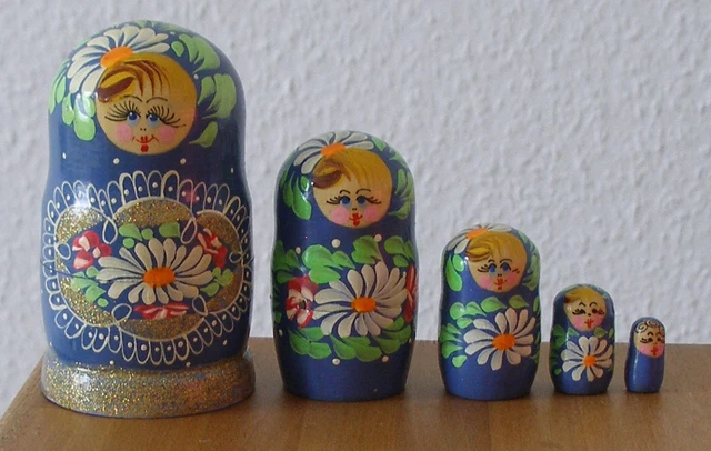 Russische Matrjoschka. Matroschka! Babuschka. Matrioschka. 5 Holz-Puppen!