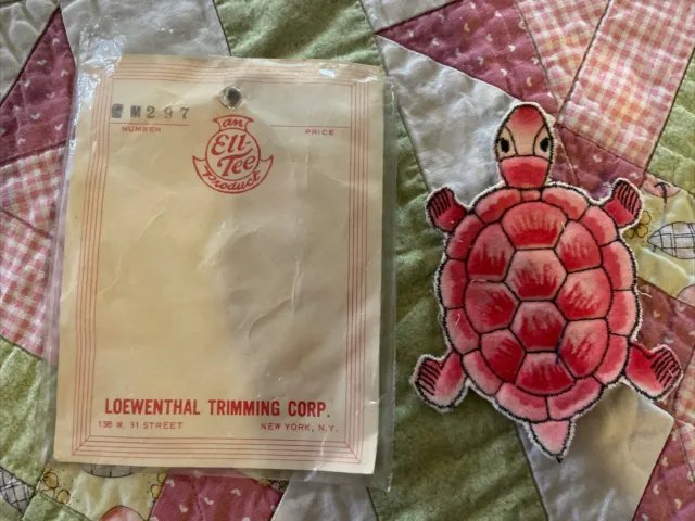 Nuevo de lote antiguo Loewenthal Trimmings Corp producto aplique tortuga rosa EM297