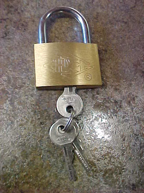 B Vintage Brass lock padlock with 3 keys brand unknown MINT condition. 2