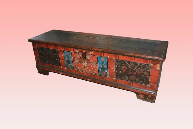 Cassapanca italiana Tirolese del 1800 in legno riccamente dipinto