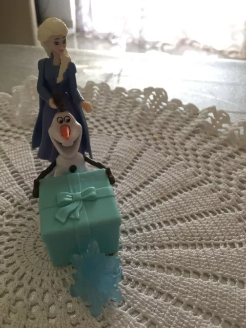 Set di 2 personaggi "Frozen" - Elsa e Olaf marchiati "Disney".