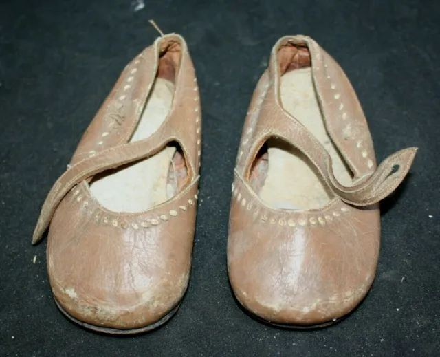 1 paire de chaussures fillette anciennes ,en cuir  havane piqué blanc