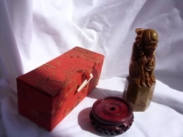 Asien /China .Alte Figur/Sigel aus Naturstein /Jade. Holz Sockel,Box. 1.H.20.Jh.