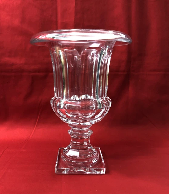 Vase Medicis en cristal de Baccarat signé | GSLR Antiques Vase Medicis en cristal de Baccarat signé | GSLR Antiques