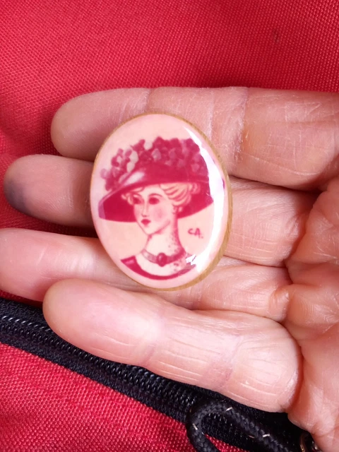Broche Vintage Léa Stein Chapeau - Jean-Louis Scherrer - Métal Doré Et émail Vert - Occasion