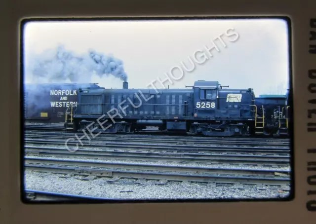 Original  '71 Kodachrome Slide PC Penn Central 5258 RS3 Heavy Smoke        37F2