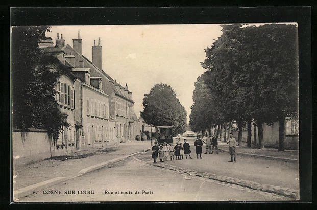 CPA Cosne-sur-Loire, Rue et route de Paris