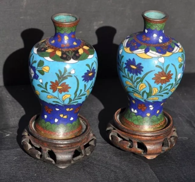 Chine - Paire de vases cloisonnés sur socle