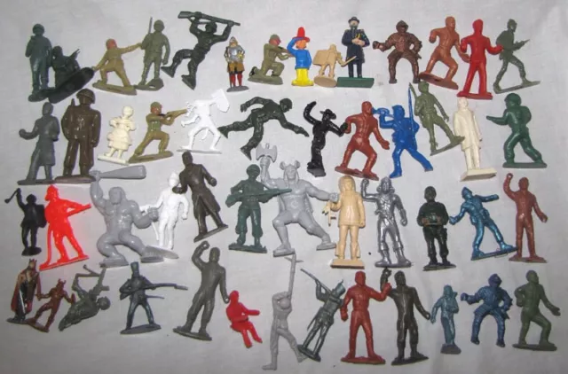 100 Mostly plastic vintage toy figures and soldiers 1/32 scale     T2