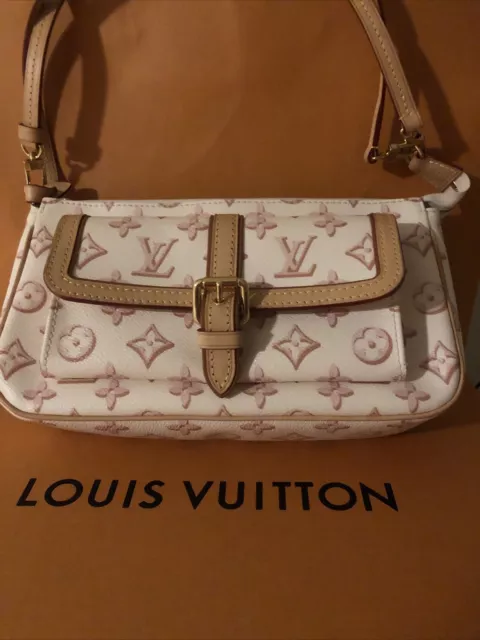 Louis Vuitton Pochette Khaki Cloth ref.964328 - Joli Closet