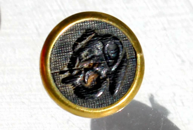 Petit bouton en nacre, bélière en cuivre, décor gravé motifs