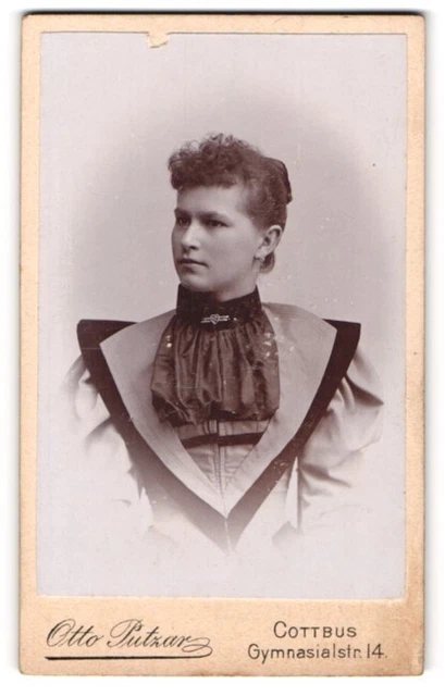 Fotografie Otto Putzar, Cottbus, Gymnasialstrasse 14, Junge Dame im modischen K