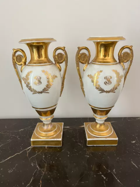 Paire de Vases « de mariés » en porcelaine de Paris de style Empire, XIXème