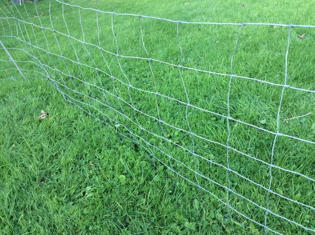 Galvanised metal wire fencing approx 15.5 metres