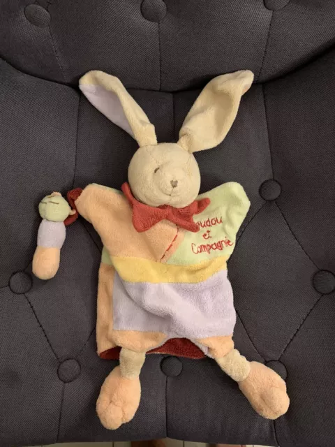 Marionnette lapin jardinier DOUDOU ET COMPAGNIE chenille orange vert mauve