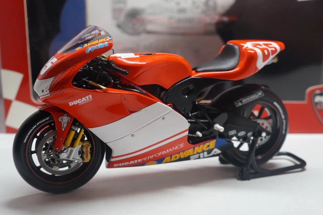 MINICHAMPS - 2003 Ducati Desmosedici - Loris Capirossi - 1/12 Scale ...