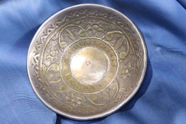 Cuenco de latón repujado. Árabe. Embossed brass bowl. Arabic. 2