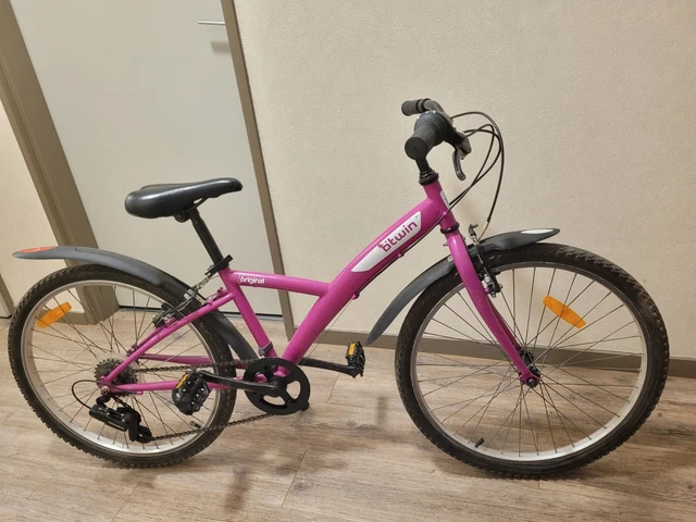 Vtt 6 vitesses fille decathlon. Vélo rose en bonne état. 