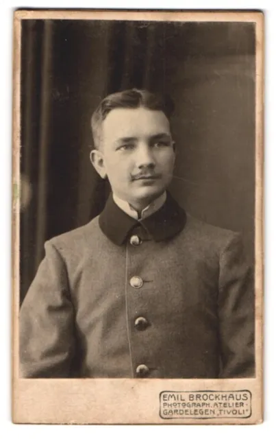Fotografie Emil Brockhaus, Gardelegen, Portrait junger Mann mit Schnurrbart im