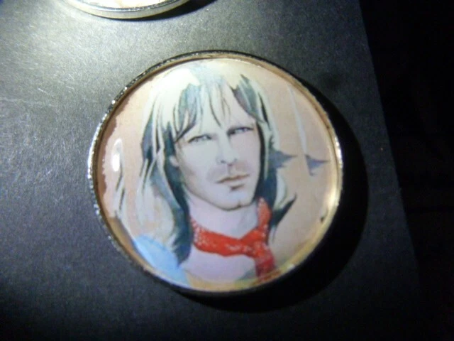 Pin's Renaud Numéro 6, Chanteur Star Célébrité, Bon état, Collection