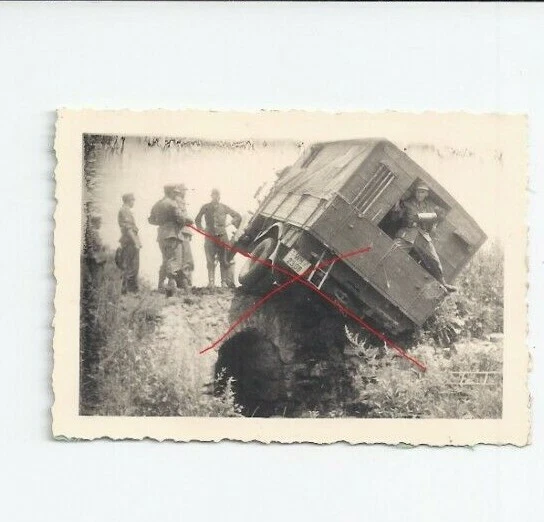NR. 34403 Foto 2, WK Deutsche Wehrmacht  in Russland Funker LKW  6  x 9 cm