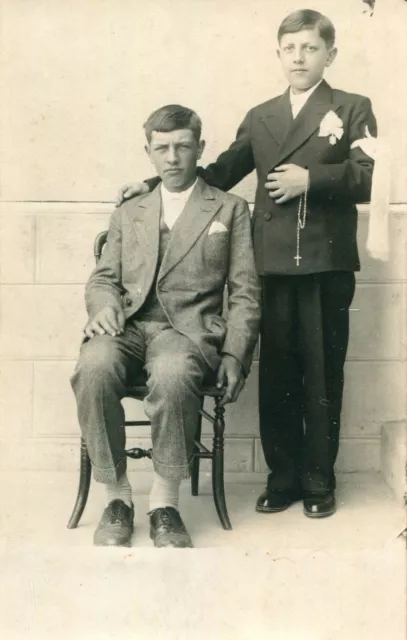 Carte PHoto de ce qui semble deux frères Beaux jeunes hommes Un en Communion