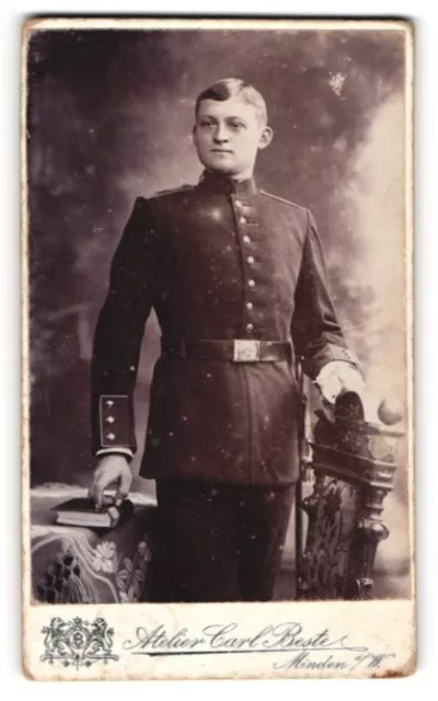 Fotografie Carl Beste, Minden i. W., junger Soldat in Uniform mit Bajonett