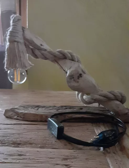 lampada da tavolo in legno vecchio e corda