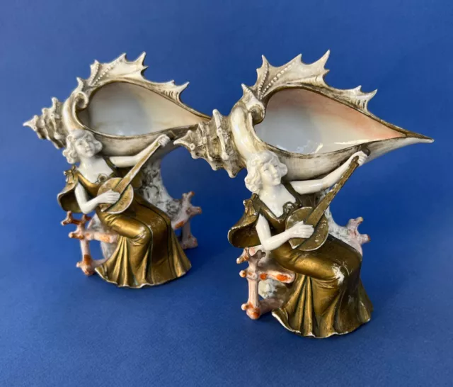 2 vases Art Nouveau en porcelaine, musicienne au coquillage