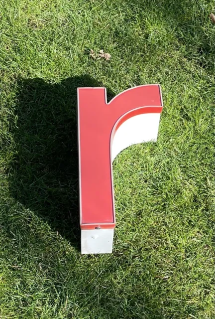 Buchstabe "r" in rot und weiß aus einer Leuchtreklame / Werbeanlage