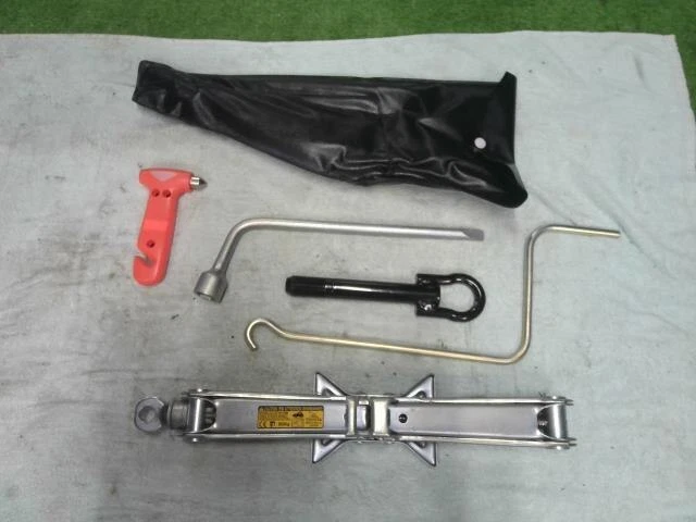 TOYOTA Aqua 2012 DAA-NHP10 Kit attrezzi 0911112230 [usato] [PA87844903]