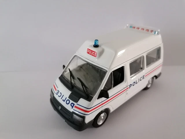 Renault Trafic police - au 1:43 eme norev en capsule d'origine (  neuf  )