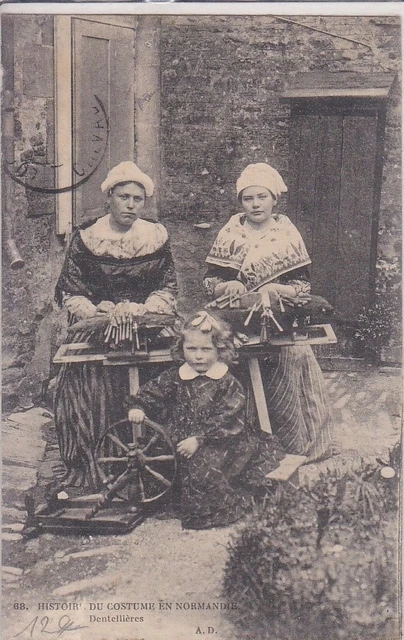 CPA 14 NORMANDY History Costume LACEMAKERS & Small SPINNER. LACEMAKERS 1911