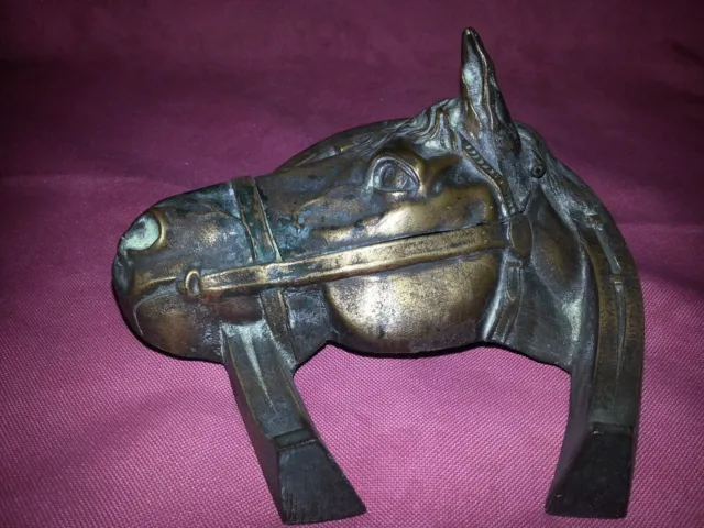 Bel ancien encrier ancien en bronze représentant une tête de cheval dans un fer