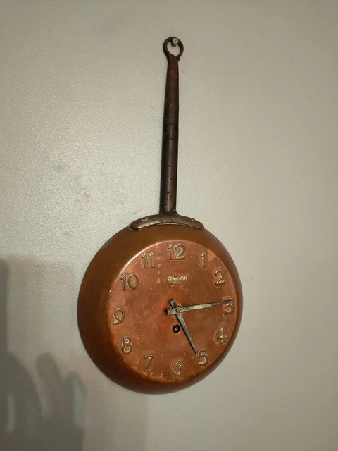Pendule murale avec mécanisme apparent et forme gousset 27cm
