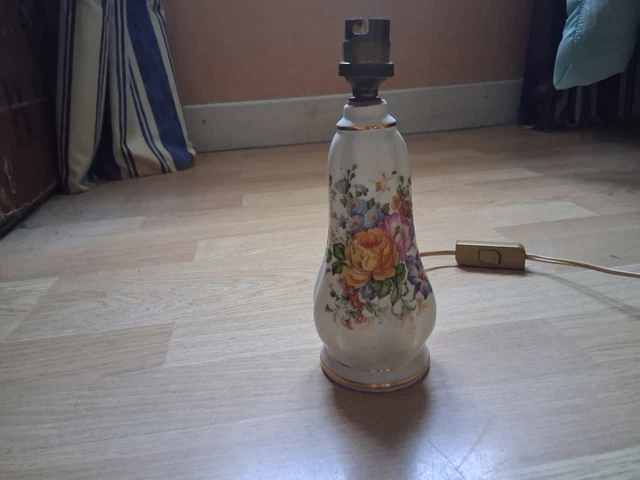 Lampe En Porcelaine De Limoges – Décor Floral – Socle Bois Et Abat-jour Vert – Vintage