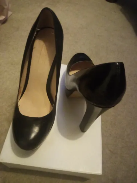 Chaussures de cour en cuir à talons hauts noirs taille 39 ou taille 6