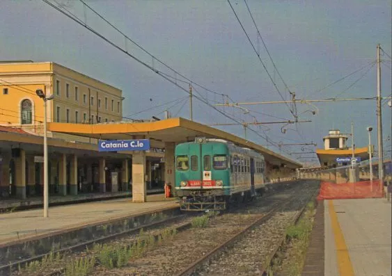 Automotrice FS ALe 668.3025 O.ME.CA Stazione Catania Centrale Sicilia 181 Automotrice FS ALe 668.3025 O.ME.CA Stazione Catania Centrale Sicilia 181