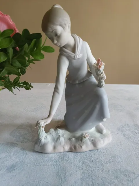 Lladro - Girl Picking Flowers Bouquet #1172 - 8.25" tall Matte Finish - Retired