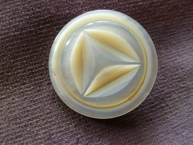 bouton ancien nacre  Triangle ciselé 31 mm attache métal
